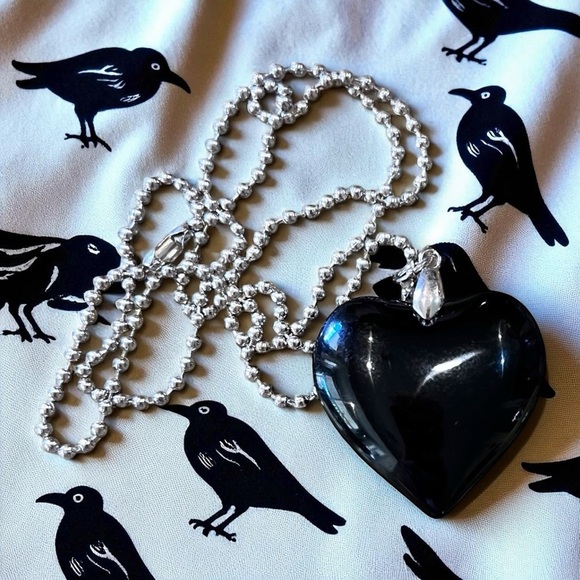 Chic Solid Glass Black Heart Pendant Necklace 20” chain - Picture 14 of 16